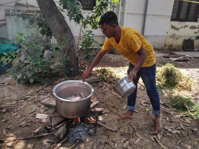 Mumbai University now on gas; food on stove, IIT Mumbai students' plates will have less food | आता मुंबई विद्यापीठ ‘गॅस’वर; चुलीवर जेवण, आयआयटी मुंबईतील विद्यार्थ्यांच्या थाळीतील पदार्थ घटणार Mumbai University now on gas; food on stove, IIT Mumbai students' plates will have less food | आता मुंबई विद्यापीठ ‘गॅस’वर; चुलीवर जेवण, आयआयटी मुंबईतील विद्यार्थ्यांच्या थाळीतील पदार्थ घटणार