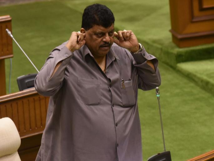 ncp mla demands translation of marathi language in goa assembly | मराठी ऐकून राष्ट्रवादी काँग्रेसच्या आमदाराची कानात बोटं ncp mla demands translation of marathi language in goa assembly | मराठी ऐकून राष्ट्रवादी काँग्रेसच्या आमदाराची कानात बोटं