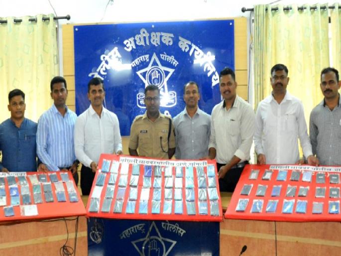 110 missing mobiles worth fifteen lakhs seized, performance of Sangli Cyber Police | गहाळ झालेले पंधरा लाख किमतीचे ११० मोबाइल जप्त, सांगली सायबर पोलिसांची कामगिरी 110 missing mobiles worth fifteen lakhs seized, performance of Sangli Cyber Police | गहाळ झालेले पंधरा लाख किमतीचे ११० मोबाइल जप्त, सांगली सायबर पोलिसांची कामगिरी