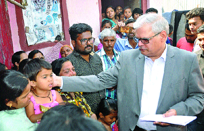  Mummy .. Do you come here after killing the papas? Chimudari Bhabda Question - Officer Nirutar | मम्मी.., हे पप्पांना मारुन आलेत का? चिमुरडीचा भाबडा सवाल - अधिकारी निरुत्तर