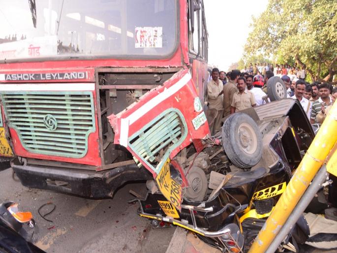 Due to break failure bus hit four rickshaws, one twowheelers and a car, killed at one place | ब्रेक फेल झालेल्या बसने चार रिक्षा, दुचाकी आणि कारला ठोकरले, एक जागीच ठार Due to break failure bus hit four rickshaws, one twowheelers and a car, killed at one place | ब्रेक फेल झालेल्या बसने चार रिक्षा, दुचाकी आणि कारला ठोकरले, एक जागीच ठार