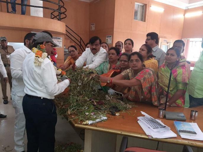 Nashik: Nashik garbage necklace | नाशिकमध्ये मनपा अधिकाऱ्यांच्या गळ्यात कच-याचे हार Nashik: Nashik garbage necklace | नाशिकमध्ये मनपा अधिकाऱ्यांच्या गळ्यात कच-याचे हार