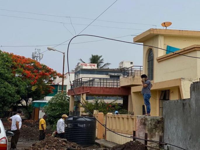 Awaiting repair of power lines broken in the storm | वादळात तुटलेल्या विद्युत वाहिन्या दुरुस्तीची प्रतिक्षा  Awaiting repair of power lines broken in the storm | वादळात तुटलेल्या विद्युत वाहिन्या दुरुस्तीची प्रतिक्षा
