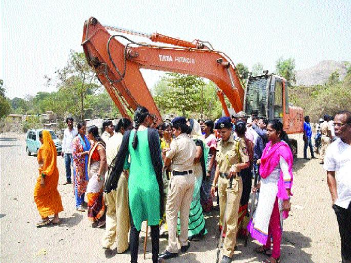 Projected women aggressor against CIDCO | सिडको विरोधात प्रकल्पग्रस्त महिला आक्रमक Projected women aggressor against CIDCO | सिडको विरोधात प्रकल्पग्रस्त महिला आक्रमक