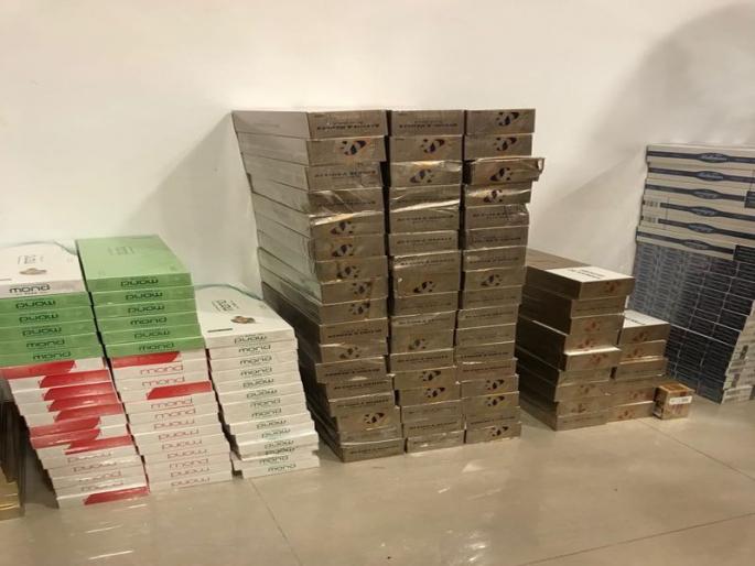 In Mumbai Raid ... 2 crores of imported cigarettes and one crore rupees were seized |  मुंबईत धाड...२ कोटींच्या इंपोर्टेड सिगारेट आणि १ कोटी रुपये जप्त In Mumbai Raid ... 2 crores of imported cigarettes and one crore rupees were seized |  मुंबईत धाड...२ कोटींच्या इंपोर्टेड सिगारेट आणि १ कोटी रुपये जप्त