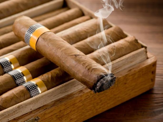 expensive cigarettes seized in Nagpur | नागपुरात बनावट महागड्या सिगारेटस् अन् मांजा जप्त expensive cigarettes seized in Nagpur | नागपुरात बनावट महागड्या सिगारेटस् अन् मांजा जप्त