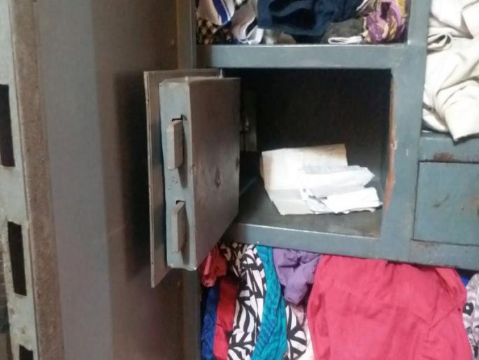 Lakhs of jewelery worth lakhs of rupees; Clean hands in wedding season | सव्वा लाखांचे दागिणे लंपास; लग्नसराईच्या हंगामात हात साफ Lakhs of jewelery worth lakhs of rupees; Clean hands in wedding season | सव्वा लाखांचे दागिणे लंपास; लग्नसराईच्या हंगामात हात साफ