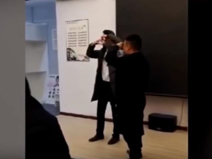 This Chinese Company Forces Workers To Drink Urine, Eat Cockroaches For Failing Tasks | धक्कादायक! कंपनीने कर्मचाऱ्यांना लघवी पिण्यास अन् झुरळ खाण्यास पाडलं भाग, जाणून घ्या कारण This Chinese Company Forces Workers To Drink Urine, Eat Cockroaches For Failing Tasks | धक्कादायक! कंपनीने कर्मचाऱ्यांना लघवी पिण्यास अन् झुरळ खाण्यास पाडलं भाग, जाणून घ्या कारण