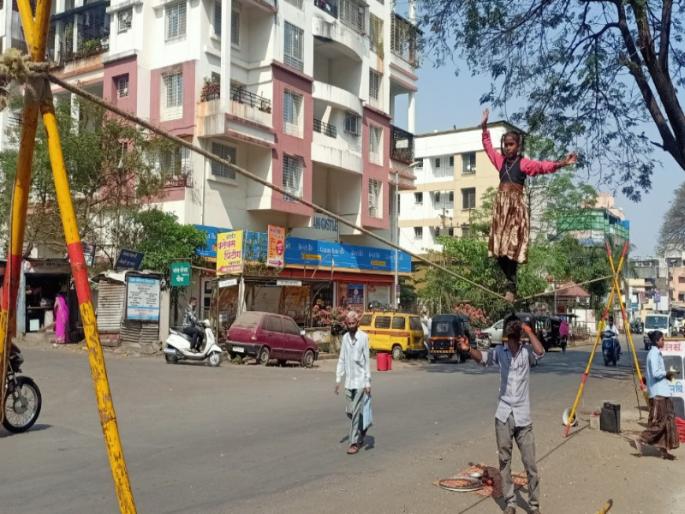 Three bamboo and sky tents, yet a circus dew without a ticket | तीन बांबू अन् आकाशाचा तंबू, बिन तिकिटाची सर्कस तरीही पडली ओस Three bamboo and sky tents, yet a circus dew without a ticket | तीन बांबू अन् आकाशाचा तंबू, बिन तिकिटाची सर्कस तरीही पडली ओस