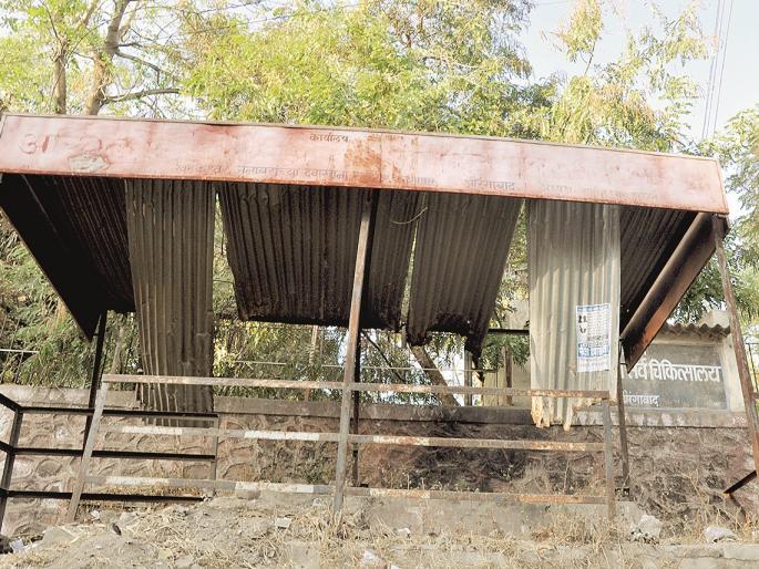 Stops for smart bus are like rattles; Municipalities joke with Aurangabadkar's | स्मार्ट बससाठीची स्थानक उकिरड्यात; औरंगाबादकरांची मनपा करतेय थट्टा 