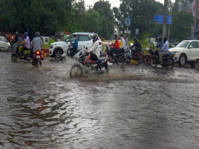 The city was again hit by heavy rains | शहराला पुन्हा जोरदार पावसाने झोडपले; धुवाधार 'बॅटींग' The city was again hit by heavy rains | शहराला पुन्हा जोरदार पावसाने झोडपले; धुवाधार 'बॅटींग'
