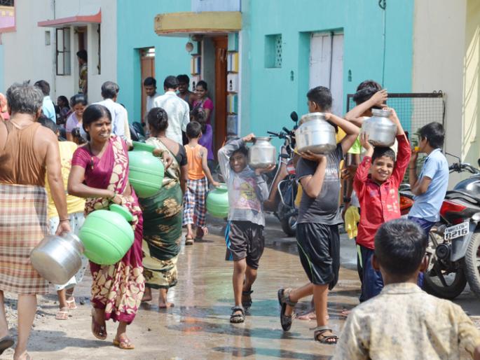 solapur watar problem | पाणी भरण्यासाठी महिला रस्त्यांवर; तहान भागवण्यासाठी कुटुंब उपाशी !  solapur watar problem | पाणी भरण्यासाठी महिला रस्त्यांवर; तहान भागवण्यासाठी कुटुंब उपाशी !