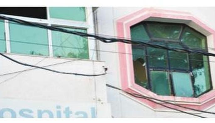 Death of youth; City Hospital vandalized by relatives | युवकाचा मृत्यू ; नातेवाइकांकडून सिटी हॉस्पिटलची तोडफोड Death of youth; City Hospital vandalized by relatives | युवकाचा मृत्यू ; नातेवाइकांकडून सिटी हॉस्पिटलची तोडफोड