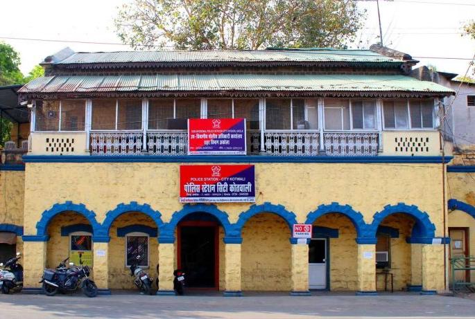 Akola: Fog of suspicion after the replacement of Thanedar of city kotwali | अकोला: ठाणेदार नाईकनवरेंच्या बदलीनंतर संशयाचे धुके! Akola: Fog of suspicion after the replacement of Thanedar of city kotwali | अकोला: ठाणेदार नाईकनवरेंच्या बदलीनंतर संशयाचे धुके!