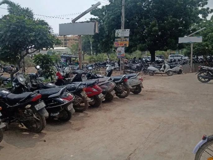 Crowded stations, trains... Traffic chaos outside! Passengers are in a state of panic due to the administration's negligence | स्टेशन, ट्रेनमध्ये गर्दी... बाहेर वाहतुकीचा गोंधळ! प्रशासनाच्या दुर्लक्षामुळे प्रवाशांची उडते त्रेधातिरपीट Crowded stations, trains... Traffic chaos outside! Passengers are in a state of panic due to the administration's negligence | स्टेशन, ट्रेनमध्ये गर्दी... बाहेर वाहतुकीचा गोंधळ! प्रशासनाच्या दुर्लक्षामुळे प्रवाशांची उडते त्रेधातिरपीट