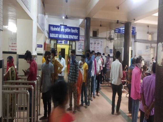 Crowd at the district hospital of the city for fitness certificate of those who want to go to the district | परजिल्ह्यात जाऊ इच्छिणा-यांची फिटनेस सर्टिफिकेटसाठी नगरच्या जिल्हा रुग्णालयात गर्दी Crowd at the district hospital of the city for fitness certificate of those who want to go to the district | परजिल्ह्यात जाऊ इच्छिणा-यांची फिटनेस सर्टिफिकेटसाठी नगरच्या जिल्हा रुग्णालयात गर्दी