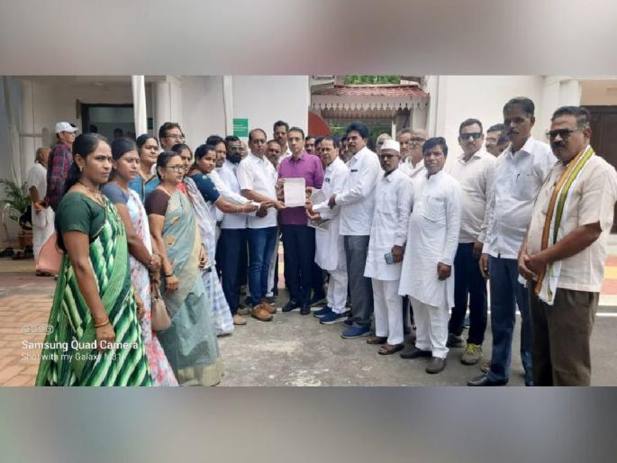 Do you give teachers to our village? The sarpanch stormed the deputy chief minister's office | आमच्या गावाला शिक्षक देता का? सरपंच धडकले उपमुख्यमंंत्री कार्यालयावर Do you give teachers to our village? The sarpanch stormed the deputy chief minister's office | आमच्या गावाला शिक्षक देता का? सरपंच धडकले उपमुख्यमंंत्री कार्यालयावर