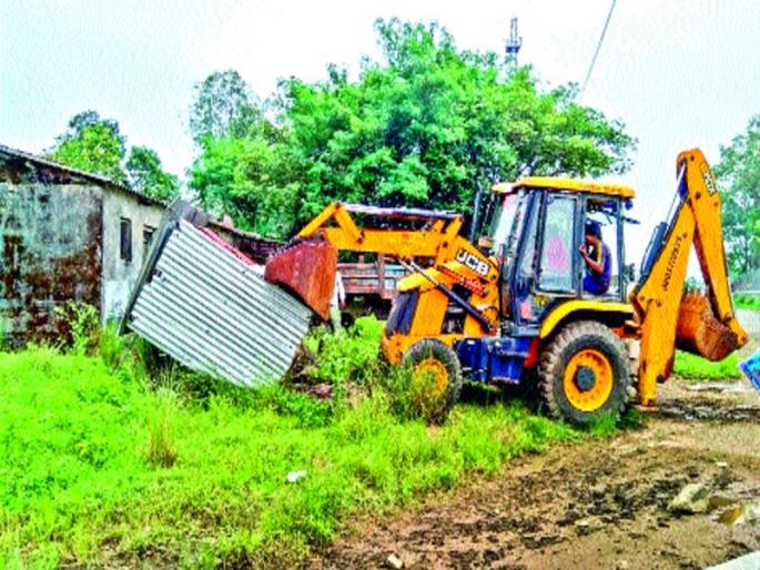 Unauthorized constructions removed, Public Works Department's action | अनधिकृत बांधकामे हटविली, सार्वजनिक बांधकाम विभागाची कारवाई Unauthorized constructions removed, Public Works Department's action | अनधिकृत बांधकामे हटविली, सार्वजनिक बांधकाम विभागाची कारवाई