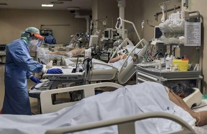 13,000 positives during curfew; Even after 15 days, the number of patients did not decrease | संचारबंदीच्या काळात १३ हजार पॉझिटिव्ह ; १५ दिवसानंतरही रुग्ण कमी होईनात 13,000 positives during curfew; Even after 15 days, the number of patients did not decrease | संचारबंदीच्या काळात १३ हजार पॉझिटिव्ह ; १५ दिवसानंतरही रुग्ण कमी होईनात