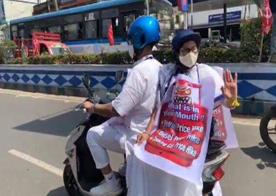 West bengal protest against fuel price hike CM Mamata Banerjee going to office from green scooter minister firhad hakim was driving | VIDEO : 'मंत्री चालवत होते स्कूटर, मागे बसल्या होत्या मुख्यमंत्री', पेट्रोल-डिझेल दरवाढीचा असाही विरोध! West bengal protest against fuel price hike CM Mamata Banerjee going to office from green scooter minister firhad hakim was driving | VIDEO : 'मंत्री चालवत होते स्कूटर, मागे बसल्या होत्या मुख्यमंत्री', पेट्रोल-डिझेल दरवाढीचा असाही विरोध!