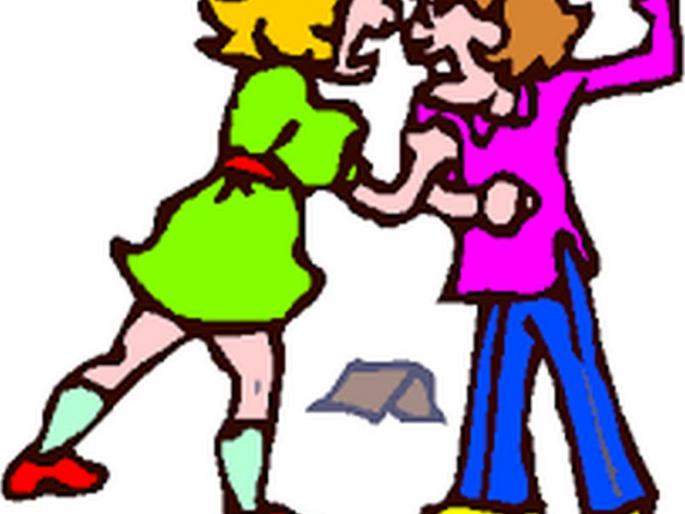 College disputes on the road; Clash between Girl students i Akola | महाविद्यालयातील वाद रस्त्यावर; विद्यार्थिनींमध्ये हाणामारी College disputes on the road; Clash between Girl students i Akola | महाविद्यालयातील वाद रस्त्यावर; विद्यार्थिनींमध्ये हाणामारी