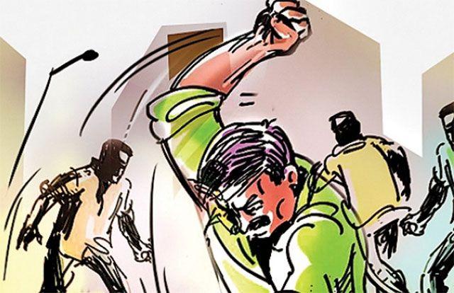 Two groups beaten up for selling illegal liquor in Nagpur | नागपुरात अवैध दारूविक्रीत दोन गटात मारहाण , चार जखमी Two groups beaten up for selling illegal liquor in Nagpur | नागपुरात अवैध दारूविक्रीत दोन गटात मारहाण , चार जखमी