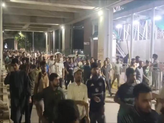 bangladesh fresh violence erupts paramilitary ansar cadres students clash dhaka | बांगलादेशात पुन्हा हिंसाचार, सचिवालयाला घेराव, दोन गटात हाणामारी, ५० जखमी bangladesh fresh violence erupts paramilitary ansar cadres students clash dhaka | बांगलादेशात पुन्हा हिंसाचार, सचिवालयाला घेराव, दोन गटात हाणामारी, ५० जखमी