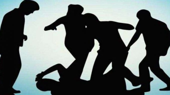 Posting on social media, Clashesh between two groups in Khamgaon | सोशल मिडीयावर पोस्टमुळे युवकांच्या दोन गटात हाणामारी Posting on social media, Clashesh between two groups in Khamgaon | सोशल मिडीयावर पोस्टमुळे युवकांच्या दोन गटात हाणामारी