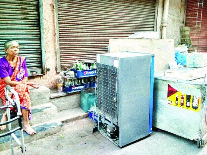 For cluster, the 85-year-old man's luggage was thrown on the road | क्लस्टरसाठी ८५ वर्षांच्या वृद्धेचे सामान रस्त्यावर टाकले For cluster, the 85-year-old man's luggage was thrown on the road | क्लस्टरसाठी ८५ वर्षांच्या वृद्धेचे सामान रस्त्यावर टाकले