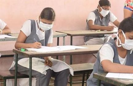 Separate siting arrangements for students with covid symptoms | कोविडची लक्षणे असलेल्या विद्यार्थ्यांची स्वतंत्र बैठक व्यवस्था