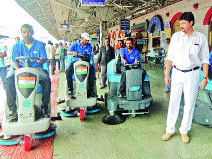 Sophisticated sanitary equipment in Daund railway station | दौंड रेल्वेस्थानकात अत्याधुनिक स्वच्छता यंत्रसामग्री Sophisticated sanitary equipment in Daund railway station | दौंड रेल्वेस्थानकात अत्याधुनिक स्वच्छता यंत्रसामग्री