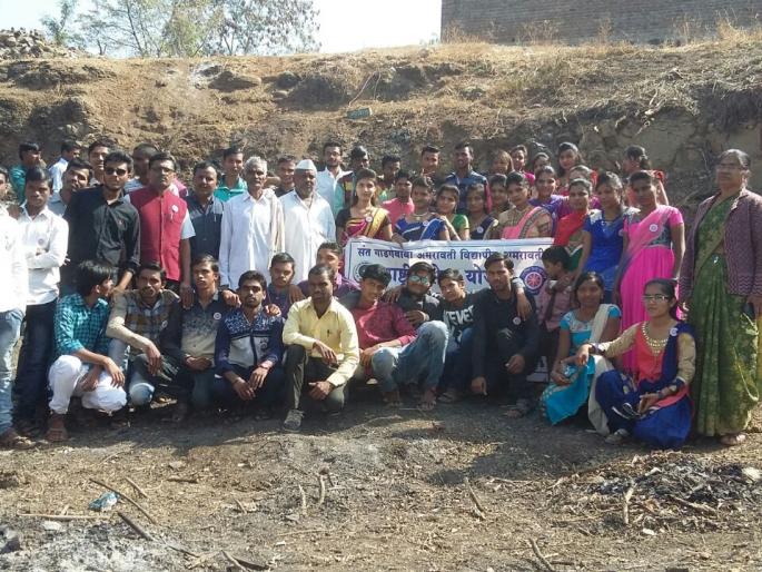 Cleaning of village pond; nss squad's initiative | श्रमदानातून गाव तलावाची साफसफाई; रासेयो पथकाचा पुढाकार Cleaning of village pond; nss squad's initiative | श्रमदानातून गाव तलावाची साफसफाई; रासेयो पथकाचा पुढाकार