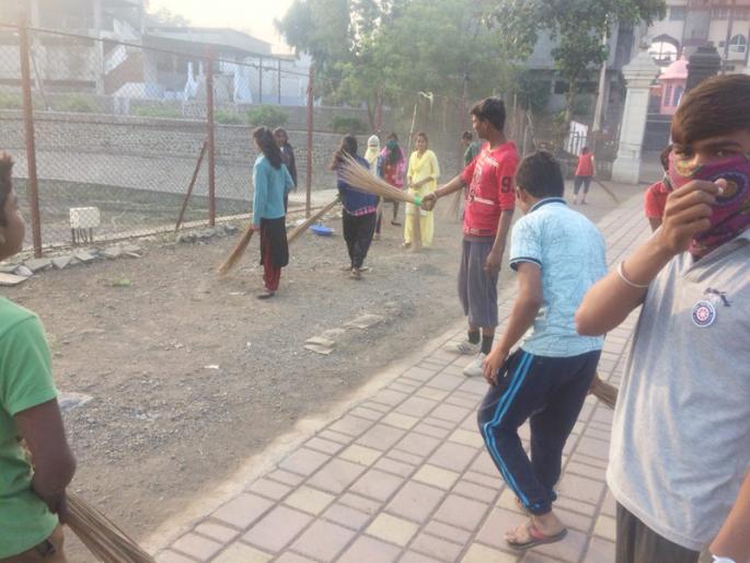 College of college youths to clean Siddheshwar temple in Solapur! | सोलापुरातील सिद्धेश्वर मंदिराच्या स्वच्छतेसाठी महाविद्यालयीन युवक-युवतींचा ग्रुप मुक्कामालाच ! College of college youths to clean Siddheshwar temple in Solapur! | सोलापुरातील सिद्धेश्वर मंदिराच्या स्वच्छतेसाठी महाविद्यालयीन युवक-युवतींचा ग्रुप मुक्कामालाच !