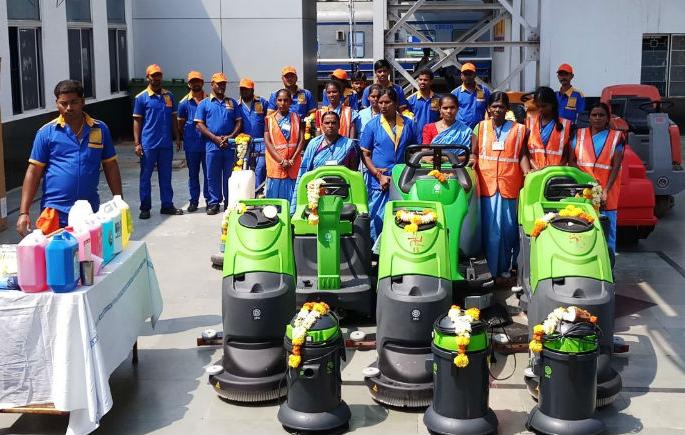 Filing a 'McNize' machine for cleanliness at Solapur | सोलापूरातील रेल्वेस्थानकावर स्वच्छतेसाठी ‘मेकॅनाईज’ मशीन दाखल Filing a 'McNize' machine for cleanliness at Solapur | सोलापूरातील रेल्वेस्थानकावर स्वच्छतेसाठी ‘मेकॅनाईज’ मशीन दाखल