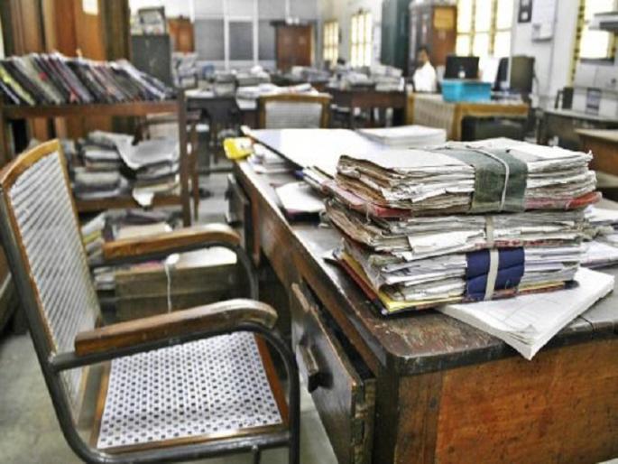 'Government work and wait a month...'; It took 9 days for the letter to reach the clerk's 10 feet near table | 'सरकारी काम अन...'; १० फुटांवरील लिपिकाच्या टेबलावर पत्र पोहोचण्यास लागले ९ दिवस 'Government work and wait a month...'; It took 9 days for the letter to reach the clerk's 10 feet near table | 'सरकारी काम अन...'; १० फुटांवरील लिपिकाच्या टेबलावर पत्र पोहोचण्यास लागले ९ दिवस