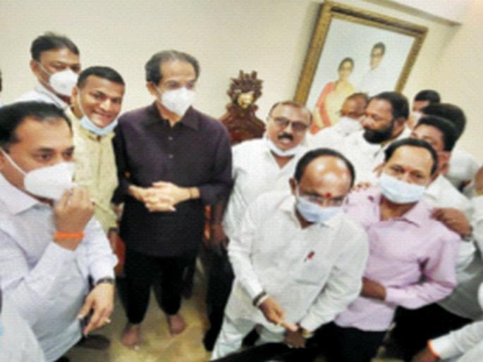 Navi Mumbai Airport will be named DB Patil Information of project affected people supported by the Chief Minister | अखेर शिवसेना नरमली, नवी मुंबई विमानतळास दिबांचेच नाव Navi Mumbai Airport will be named DB Patil Information of project affected people supported by the Chief Minister | अखेर शिवसेना नरमली, नवी मुंबई विमानतळास दिबांचेच नाव