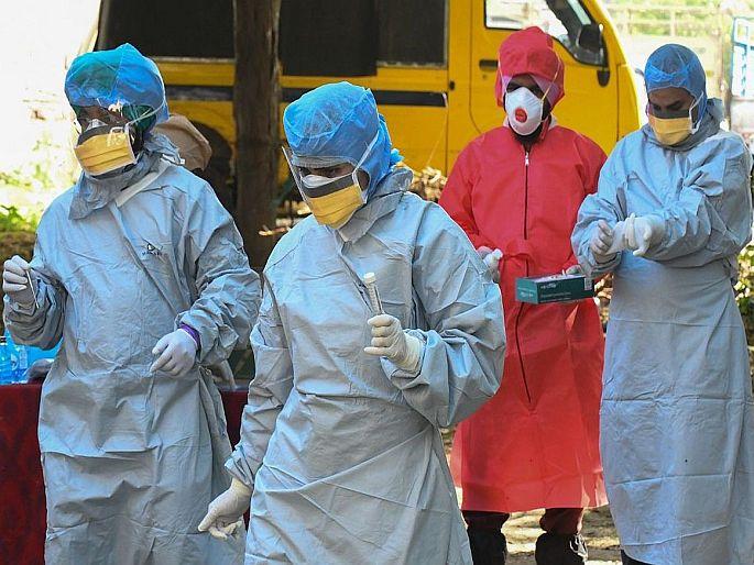 The number of coronavirus patients receiving treatment at home is 90 per cent | घरीच उपचार घेणाऱ्या कोरोनाबाधित रुग्णांची संख्या ९० टक्क्यांच्या घरात, 49 टक्के बेड शिल्लक  The number of coronavirus patients receiving treatment at home is 90 per cent | घरीच उपचार घेणाऱ्या कोरोनाबाधित रुग्णांची संख्या ९० टक्क्यांच्या घरात, 49 टक्के बेड शिल्लक