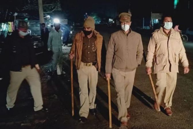 Mention of Thakur's name on shoe, shopkeeper in police custody in bulandshahar | बुटावर 'ठाकूर' नावाचा उल्लेख, दुकानदार पोलिसांच्या ताब्यात Mention of Thakur's name on shoe, shopkeeper in police custody in bulandshahar | बुटावर 'ठाकूर' नावाचा उल्लेख, दुकानदार पोलिसांच्या ताब्यात