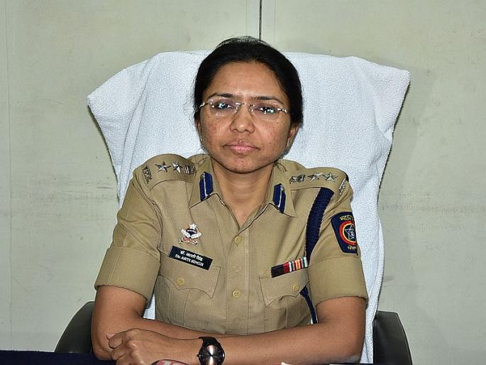 Nashik sp Dr Arti singh give clear instructions to policemen see any symptoms call me immediately sna | घाबरू नका, लगेच मला कॉल करा! नाशिकच्या या SP 15 तासांच्या ड्युटीत डॉक्टर बनूनही घेतायेत सहकाऱ्यांची काळजी Nashik sp Dr Arti singh give clear instructions to policemen see any symptoms call me immediately sna | घाबरू नका, लगेच मला कॉल करा! नाशिकच्या या SP 15 तासांच्या ड्युटीत डॉक्टर बनूनही घेतायेत सहकाऱ्यांची काळजी