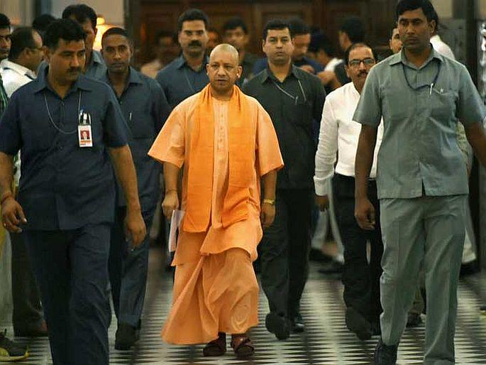 UP heavy police deployment after a threat call to explode Chief Minister house | मुख्यमंत्री योगी आदित्यनाथ यांचे निवासस्थान बॉम्बने उडवण्याची धमकी, सुरक्षा वाढवली