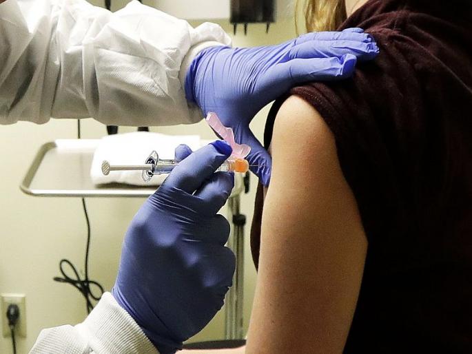 Fear among health workers over the side effects of vaccination | लसीकरणाच्या दुष्परिणामांमुळे आरोग्य कर्मचाऱ्यांमध्ये धास्ती, लसीकरणाच्या टक्केवारीवर परिणाम Fear among health workers over the side effects of vaccination | लसीकरणाच्या दुष्परिणामांमुळे आरोग्य कर्मचाऱ्यांमध्ये धास्ती, लसीकरणाच्या टक्केवारीवर परिणाम