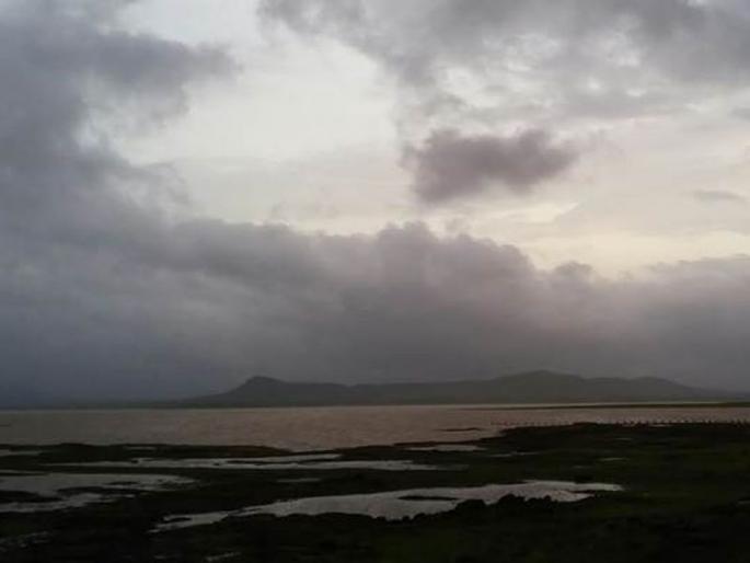 The mishap occurred in Mumbai, the state has been warned of the monsoon | मुंबईवरील मळभ हटले, राज्याला पावसाचा इशारा कायम