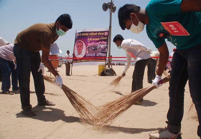 Shri Sevakari will conduct Jalgaon Cleanliness campaign tomorrow | श्री सेवेकरी यांच्यातर्फे उद्या जळगावात स्वच्छता मोहिम Shri Sevakari will conduct Jalgaon Cleanliness campaign tomorrow | श्री सेवेकरी यांच्यातर्फे उद्या जळगावात स्वच्छता मोहिम
