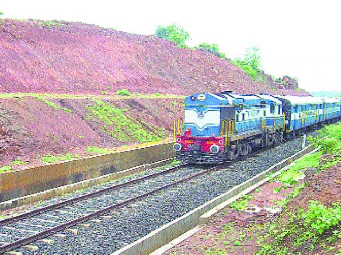 Preferred trains on the railroad, local passenger trains are two to three hours late, locals of Konkan | रेल्वेमार्गावर जलद गाड्यांना प्राधान्य, लोकल पॅसेंजर गाड्या दोन ते तीन तास उशिरा, कोकणवासीयांचे हाल Preferred trains on the railroad, local passenger trains are two to three hours late, locals of Konkan | रेल्वेमार्गावर जलद गाड्यांना प्राधान्य, लोकल पॅसेंजर गाड्या दोन ते तीन तास उशिरा, कोकणवासीयांचे हाल