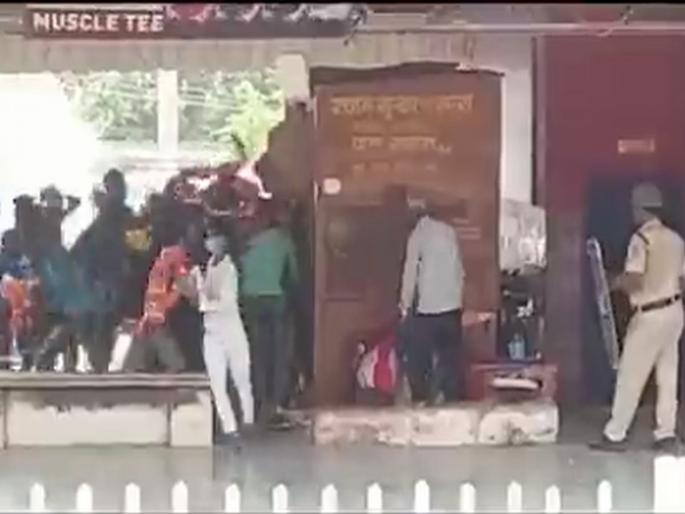 agneepath scheme agitator'd video went viral youths were seen looting goods | Agneepath Scheme: अग्निपथ योजनेला विरोध करणाऱ्या आंदोलकांची दुकानात लुटालूट; रेल्वे स्टेशनवरील VIDEO व्हायरल agneepath scheme agitator'd video went viral youths were seen looting goods | Agneepath Scheme: अग्निपथ योजनेला विरोध करणाऱ्या आंदोलकांची दुकानात लुटालूट; रेल्वे स्टेशनवरील VIDEO व्हायरल