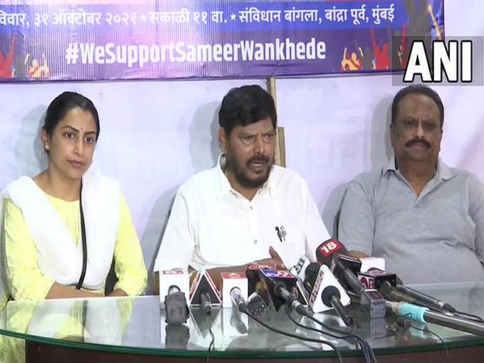 Central minister Ramdas Athawale came in support of sameer wankhede said he is from dalit family right to take reservation | 'समीर यांच्या केसालाही धक्का लागणार नाही'; वानखेडे कुटुंबासाठी ढाल बनून समोर आले रामदास आठवले Central minister Ramdas Athawale came in support of sameer wankhede said he is from dalit family right to take reservation | 'समीर यांच्या केसालाही धक्का लागणार नाही'; वानखेडे कुटुंबासाठी ढाल बनून समोर आले रामदास आठवले