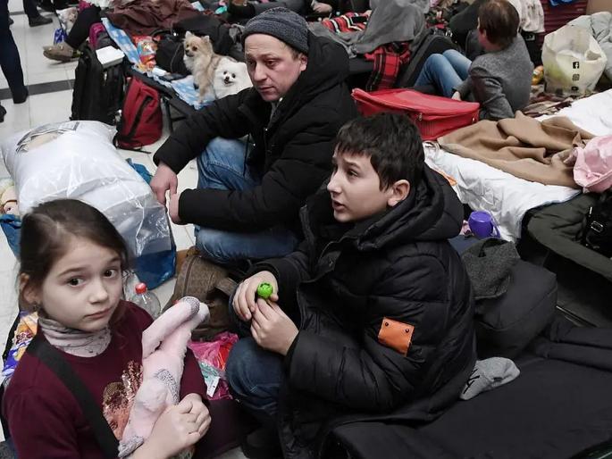 5 million are refugees of Ukraine; Increase in attacks on Mariupol from Russia | युक्रेनच्या निर्वासितांची संख्या ५० लाखांवर; मारियुपोलवरील हल्ल्यांत रशियाकडून वाढ 5 million are refugees of Ukraine; Increase in attacks on Mariupol from Russia | युक्रेनच्या निर्वासितांची संख्या ५० लाखांवर; मारियुपोलवरील हल्ल्यांत रशियाकडून वाढ