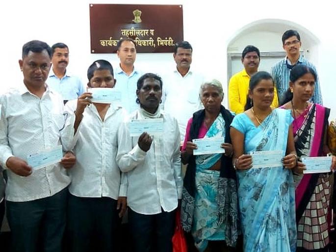 Five crore and twenty five lakhs distributed to the flood victims in Bhiwandi; Deposit amount in the account of 5717 beneficiaries | भिवंडीतील पूरग्रस्तांना वितरित केला पाच कोटी पंचवीस लाखांचा निधी ; ५७१७ लाभार्थ्यांच्या खात्यावर रक्कम जमा   Five crore and twenty five lakhs distributed to the flood victims in Bhiwandi; Deposit amount in the account of 5717 beneficiaries | भिवंडीतील पूरग्रस्तांना वितरित केला पाच कोटी पंचवीस लाखांचा निधी ; ५७१७ लाभार्थ्यांच्या खात्यावर रक्कम जमा