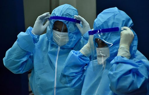 Made in Dharavi goods in market at a higher rate RS 120 to 250 PPE kits for Rs 1500 | विक्रेते, दलालांकडून लूट; ‘मेड इन धारावी’ माल चढ्या दराने बाजारात, १२० ते २५० रु.चे पीपीई किट दीड हजाराला