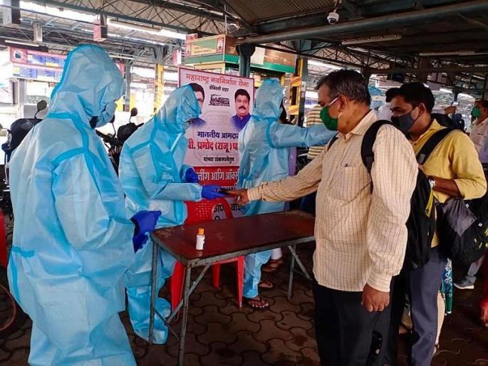 CoronaVirus News: MNS workers start screening Employee on the dombivali railway station | CoronaVirus : आमदार राजू पाटलांची कल्पना, मनसेकडून डोंबिवली रेल्वेस्थानक परिसरात चाकरमान्यांच्या स्क्रिनिंगला सुरुवात CoronaVirus News: MNS workers start screening Employee on the dombivali railway station | CoronaVirus : आमदार राजू पाटलांची कल्पना, मनसेकडून डोंबिवली रेल्वेस्थानक परिसरात चाकरमान्यांच्या स्क्रिनिंगला सुरुवात